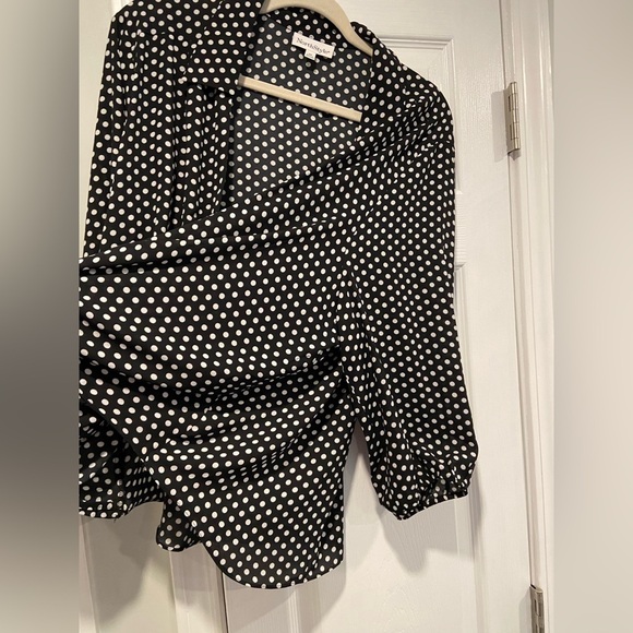 NWOT NorthStyle Size 2X Black Cream Polka Dot 3/4 Sleeve Flowy Wrap Front Blouse - Picture 4 of 10